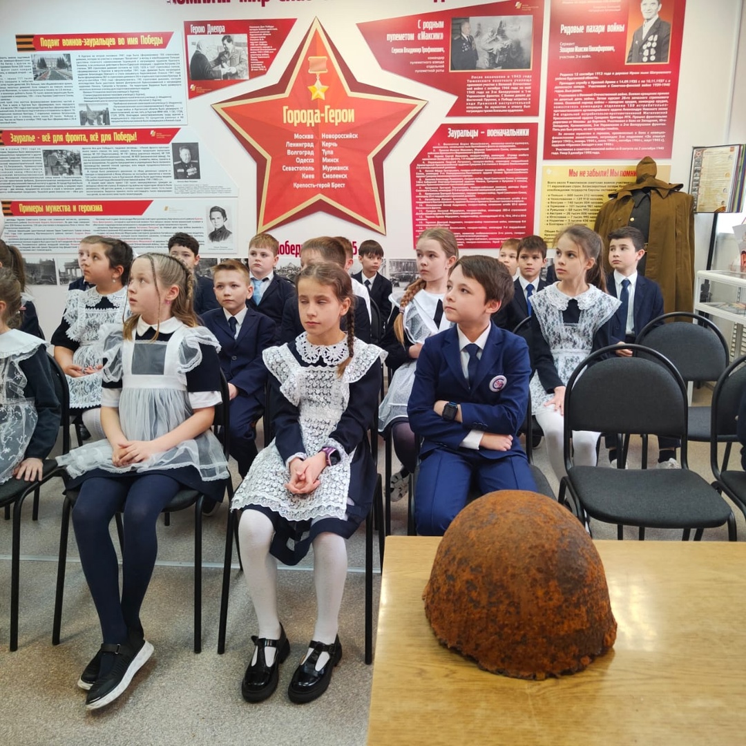 Родители ученика 3 &amp;quot;Б&amp;quot; класса  Наталья Сергеевна и Алексей Михайлович передали в дар на вечное хранение личную вещь своего прадеда Хрипунова Ивана - каску.