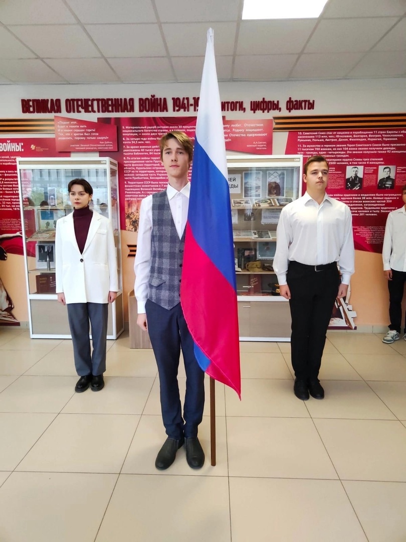 Торжественная церемония выноса и установки флага РФ.